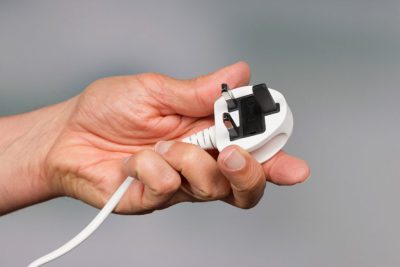 خراب شدن دوشاخه جاروبرقی چرا جاروبرقی روشن نمیشه؟ بررسی دلایل و راه‌حل‌ها